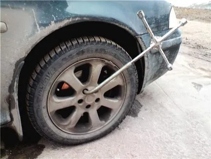 Cum se schimbă o roată pe o mașină