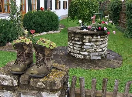 Cu mâinile în curtea din spate
