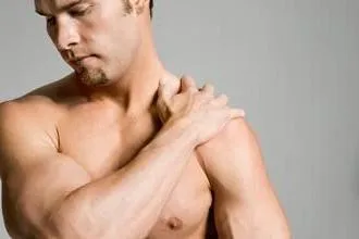 De ce pir musculare pe brațul lui