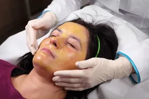 Exfoliantă cu mâinile lor