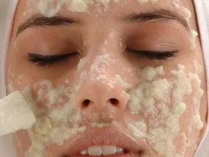 Exfoliantă cu mâinile lor