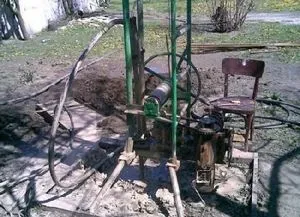Pe măsură ce gaura de foraj cu mâinile lor Pe măsură ce gaura de foraj cu mâinile lor