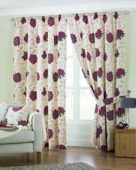 Decoratiuni pentru perdele cu mâinile Decoratiuni pentru perdele cu mâinile