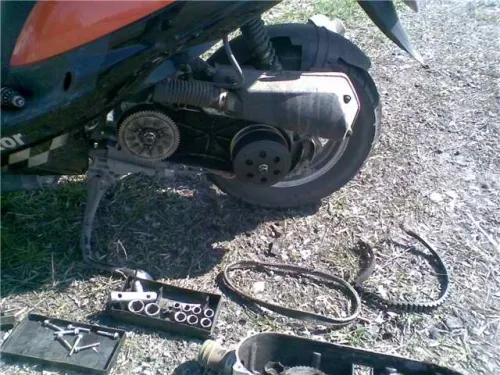 Cum se schimba cureaua CVT pentru scuter