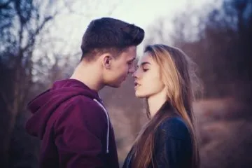 Ca un tip face aluzie să-i sărute Ca un tip face aluzie să-i sărute