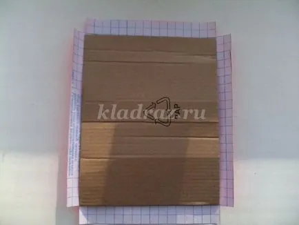 Asigurați-un cadru realizat din carton cu mâinile lor Asigurați-un cadru realizat din carton cu mâinile lor