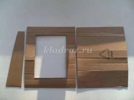 Asigurați-un cadru realizat din carton cu mâinile lor Asigurați-un cadru realizat din carton cu mâinile lor