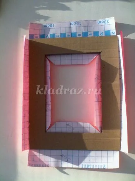Asigurați-un cadru realizat din carton cu mâinile lor Asigurați-un cadru realizat din carton cu mâinile lor