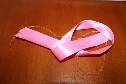 Rozeta de panglici de satin cu mâinile lor