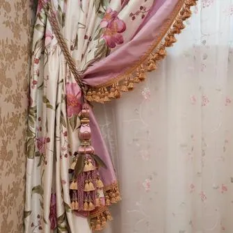 Decoratiuni pentru perdele cu mâinile Decoratiuni pentru perdele cu mâinile