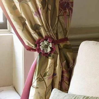 Decoratiuni pentru perdele cu mâinile Decoratiuni pentru perdele cu mâinile