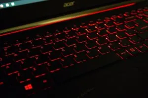 tastatura iluminata cu mâinile