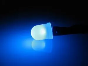 tastatura iluminata cu mâinile