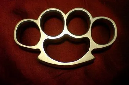 Knuckles ca o armă corp la corp
