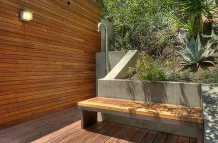 in afara de dus cu propriile lor mâini