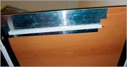 tastatura iluminata cu mâinile