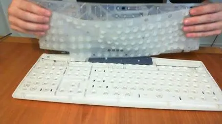 tastatura iluminata cu mâinile tastatura iluminata cu mâinile