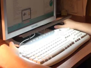 tastatura iluminata cu mâinile