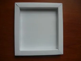Asigurați-un cadru realizat din carton cu mâinile lor