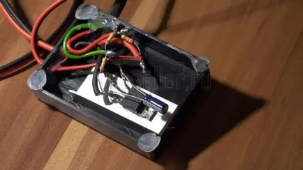 tastatura iluminata cu mâinile