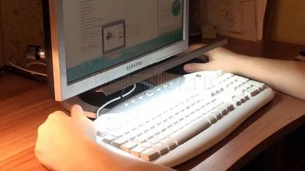 tastatura iluminata cu mâinile