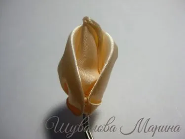 Rozeta de panglici de satin cu mâinile lor Rozeta de panglici de satin cu mâinile lor