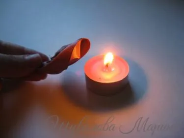 Rozeta de panglici de satin cu mâinile lor Rozeta de panglici de satin cu mâinile lor