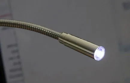 tastatura iluminata cu mâinile