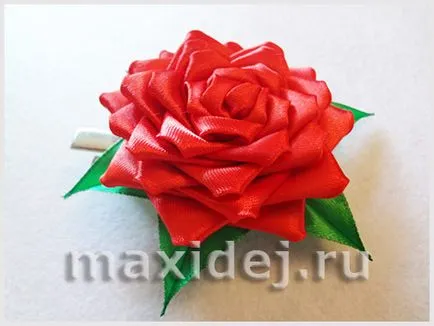 Rozeta de panglici de satin cu mâinile lor Rozeta de panglici de satin cu mâinile lor