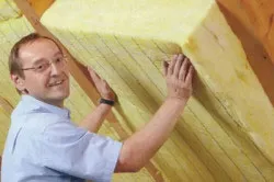 Cu mâinile sale să se încălzească acoperișul