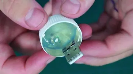 tastatura iluminata cu mâinile tastatura iluminata cu mâinile
