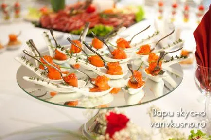 10 cele mai bune moduri de a furniza caviar pe masa de vacanță (roșu) Top 10 moduri de a alimenta icre roșii pe o masă de sărbătoare