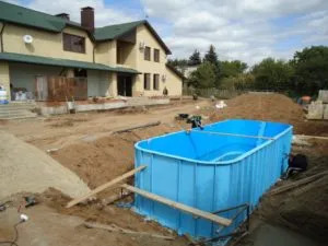 Tipuri de piscina cu propriile lor mâini, materialul este construit placi
