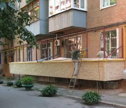 Un balcon la primul etaj - atât legitim și cât de mult este rezoluția pentru a atașa agățat balcon (balcon la primul etaj preț) Un balcon la primul etaj - atât legitim și cât de mult este rezoluția pentru a atașa balcon agățat