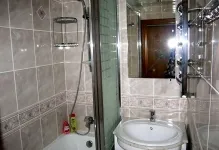 reparații buget în baie într-o cameră ieftine, ieftine mâinile lor, opțiuni foto decât lipite