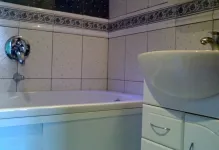 reparații buget în baie într-o cameră ieftine, ieftine mâinile lor, opțiuni foto decât lipite