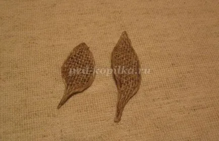 Un buchet de flori de la conuri cu mâinile lor