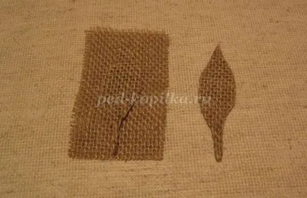 Un buchet de flori de la conuri cu mâinile lor