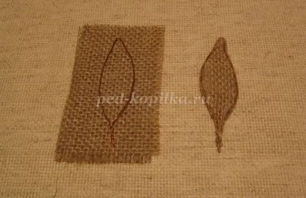 Un buchet de flori de la conuri cu mâinile lor