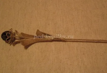 Un buchet de flori de la conuri cu mâinile lor