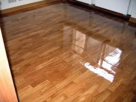 Podeaua de lemn acoperit într-un apartament sau casa cu ulei, lac, ceara sau vopsea