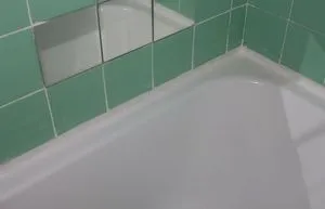 Închiderea sus diferența dintre cadă și peretele de etanșare loc pan comună baie și perete (perete) Aproape în sus diferența dintre cada de baie și peretele de etanșare loc pan baia comună și peretele