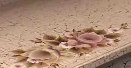 Decor o măsuță de cafea cu mâinile, portalul de construcție (inlay) Decor o măsuță de cafea cu mâinile, portalul de construcție