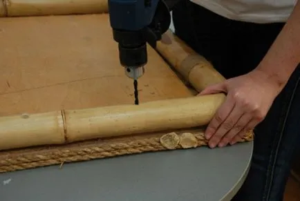 Decor o măsuță de cafea cu mâinile, portalul de construcție (inlay) Decor o măsuță de cafea cu mâinile, portalul de construcție