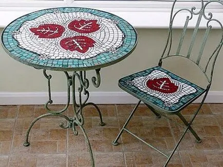 Decor o măsuță de cafea cu mâinile, portalul de construcție (inlay) Decor o măsuță de cafea cu mâinile, portalul de construcție