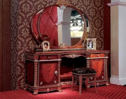Decorul și decupaj un tabel cu mâinile sale restaurarea unui tabel vechi cu o fotografie (ta) Decorul și decupaj un tabel cu mâinile sale restaurarea unui tabel vechi cu fotografii