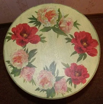 Decor o măsuță de cafea cu mâinile, portalul de construcție (mâini) Decor o măsuță de cafea cu mâinile, portalul de construcție