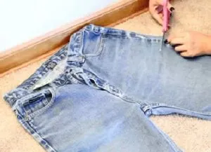 pantaloni scurti din denim cu mâinile (lui) pantaloni scurti din denim cu mâinile sale