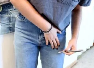 pantaloni scurti din denim cu mâinile (lui) pantaloni scurti din denim cu mâinile sale