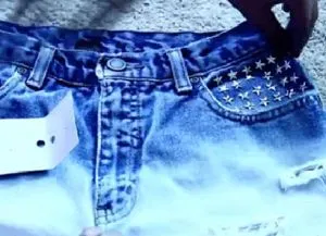 pantaloni scurti din denim cu mâinile (lui) pantaloni scurti din denim cu mâinile sale